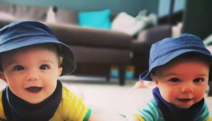 Baby twins in summer hats