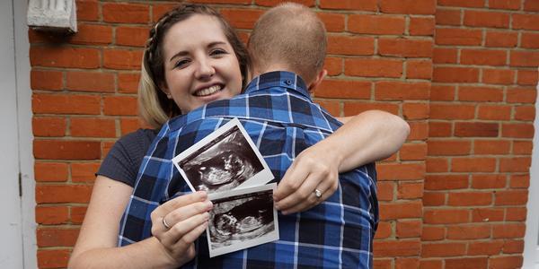 Couple with twins scan photos