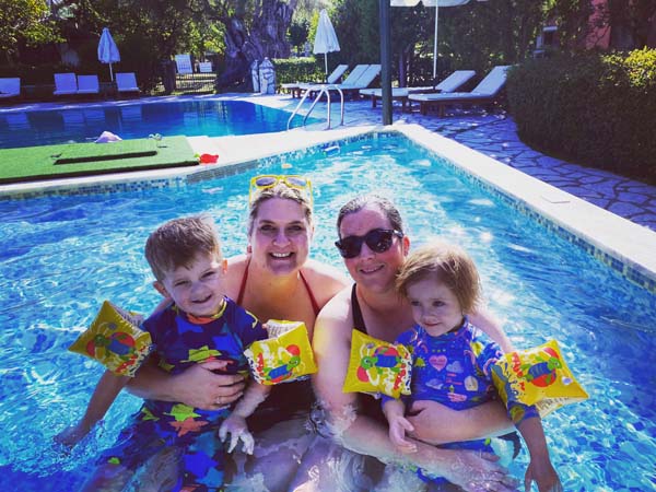 Estella, Faye, Quinn and Isla in the swimming pool